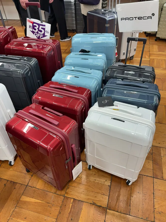 スーツケース売り場の画像