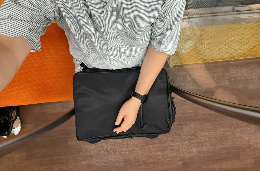 小田急線車内、座席に座ったときの写真