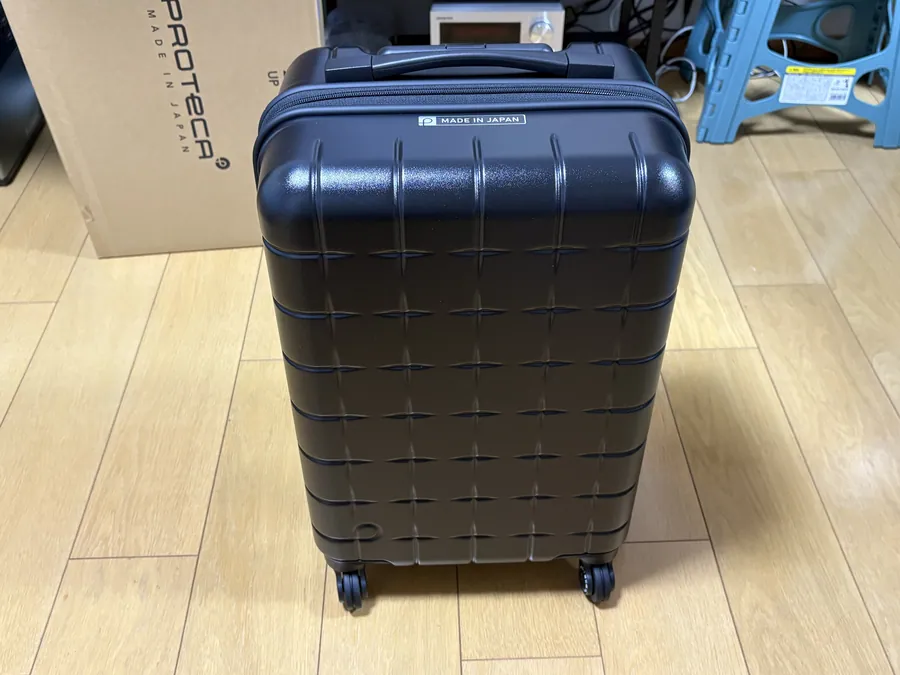 我が家にきた360G4の画像実際に購入したプロテカ360G4・38Lブラックの外観写真。360度オープン対応スーツケースのサイズ感とデザインを確認できる画像。