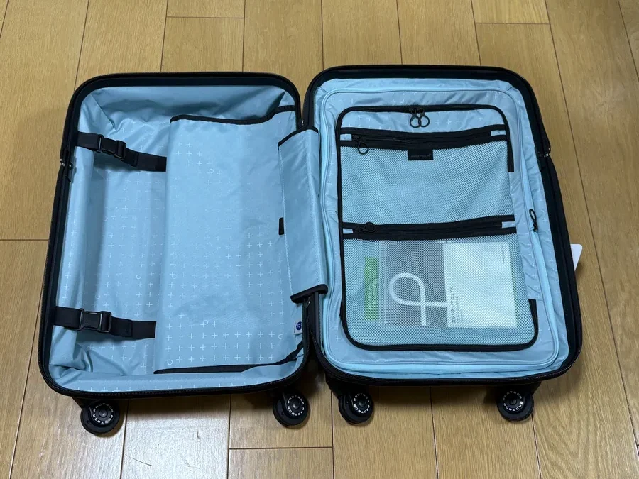 プロテカ360G4・38Lの横開き状態。360度オープンで荷物を収納しやすい内装構造を紹介する実機レビュー写真。