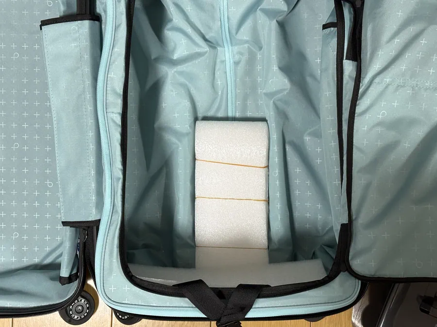 スーツケースに緩衝材をセットする写真