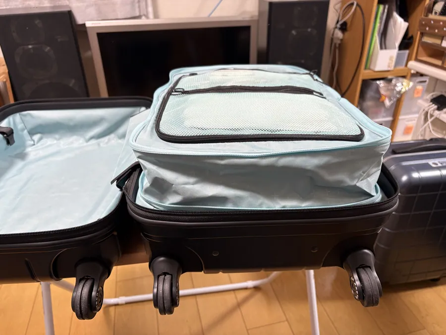 プロテカ360G4・38Lの内装を広げて1気室として使用した状態。CPAPなど大きな荷物も収納できる深さを確認できる実機写真。