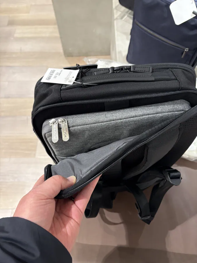 ガジェタブルCB2にMacbookAir 15インチをPCカバーに入れた状態で収納した画像