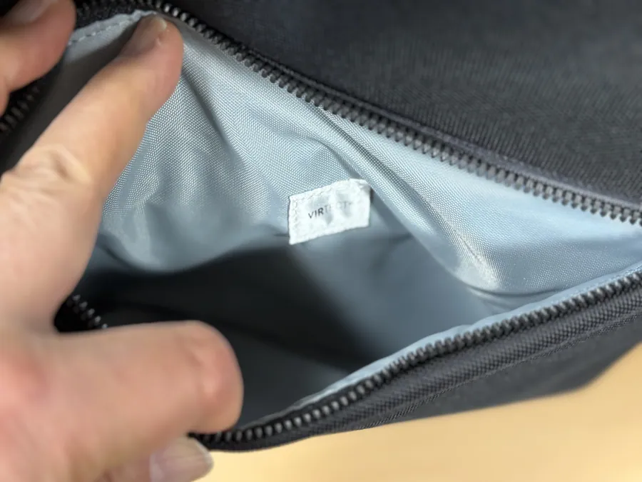 正面下ポケットの中