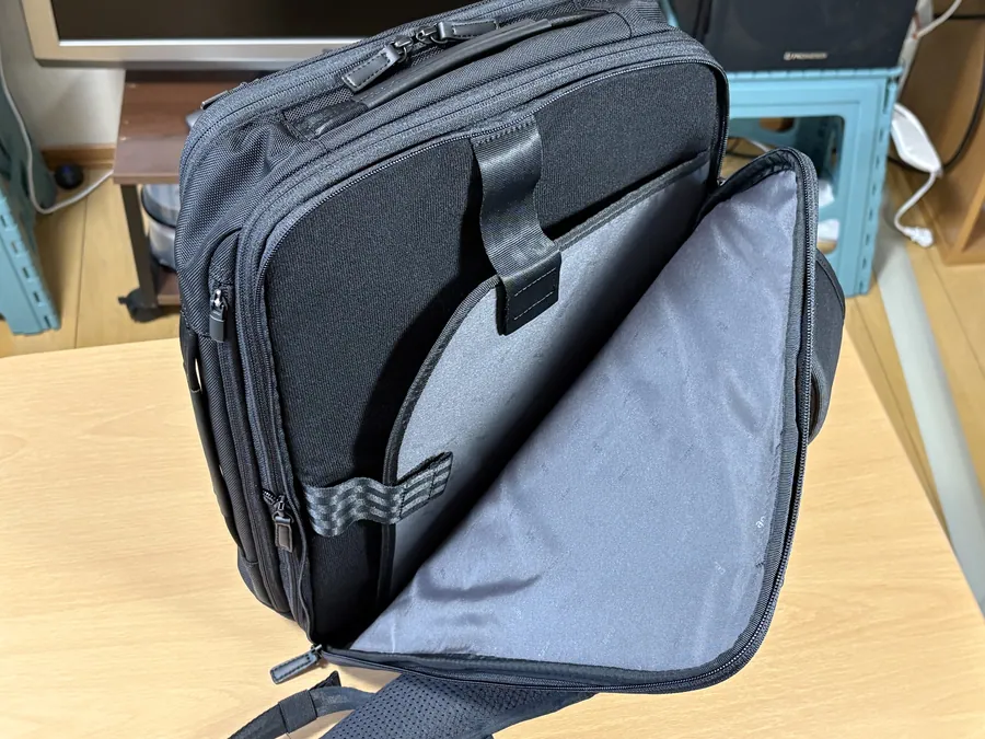 ノートPC収納部内側①