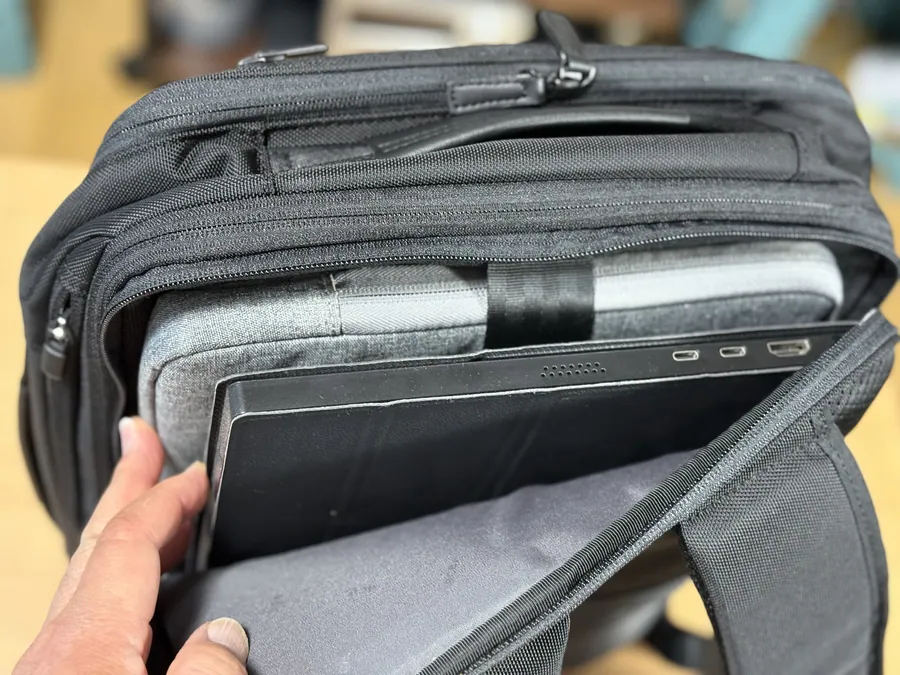 なんとかファスナーも閉まります