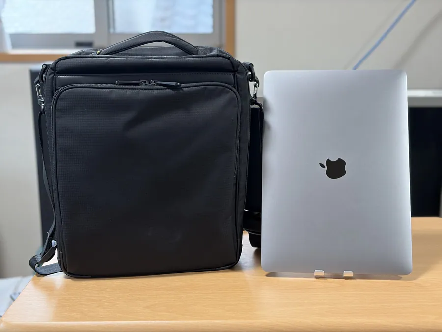 フレックスライト7LとMacBook Air 13インチを並べた画像