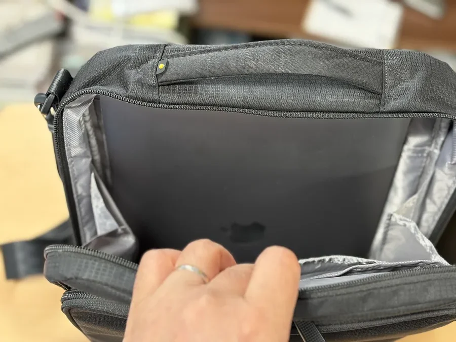 フレックスライト7LにMacbook Air13インチを入れてみた画像