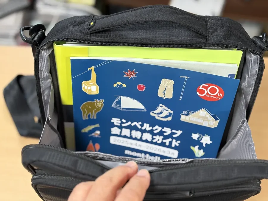 フレックスライト7LにA4ファイルとA4雑誌を入れてみた画像