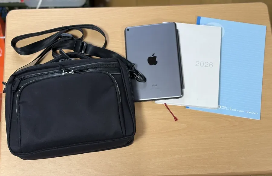フレックスライトB5・4Lと、左からiPad mini、A5、B5ノートの画像
